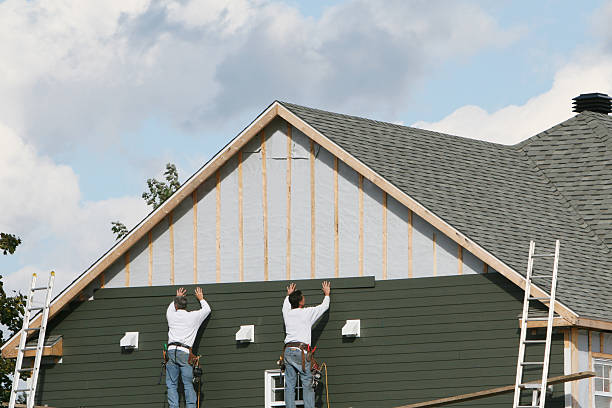 Professional Siding Contractor technician working in New London, TX